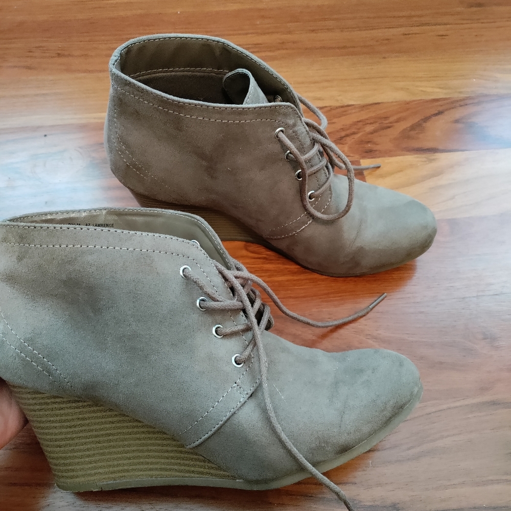 Sz 9.5 Arizona Ankle Bootie